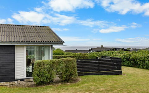 Dusine - 340M from the Sea: Boligområde, Busk, Hus, Hjem, Have, Estate, Skygge, Landscaping, Lawn