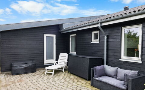 Dusine - 340M from the Sea: Boligområde, Busk, Hus, Hjem, Have, Estate, Skygge, Landscaping, Lawn