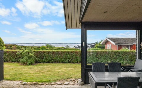 Dusine - 340M from the Sea: Boligområde, Busk, Hus, Hjem, Have, Estate, Skygge, Landscaping, Lawn