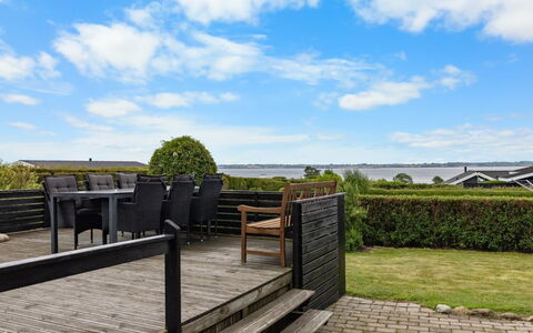 Dusine - 340M from the Sea: Boligområde, Busk, Hus, Hjem, Have, Estate, Skygge, Landscaping, Lawn