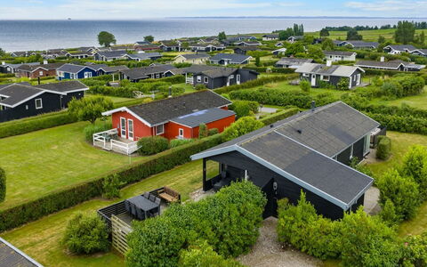 Dusine - 340M from the Sea: Boligområde, Busk, Hus, Hjem, Have, Estate, Skygge, Landscaping, Lawn