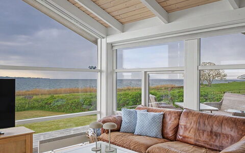 Imelda - 75M from the Sea: Indretning, Træ, Loft, Gulvbelægning, Møbel, Etage, Couch, Stue, Belysning, Værelse