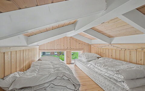 Imelda - 75M from the Sea: Træ, Soveværelse, Sengetøj, Seng, Sengetøj, Loft, Sengetøj, Bed Frame, Hårdttræ, Attic