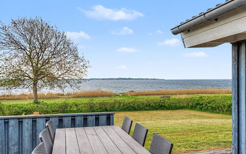 Imelda - 75M from the Sea: Himmel, Land Lot, Planke, Hårdttræ, Skygge, Sommerhus, Udendørs Møbler, Dæk, Veranda, Lawn