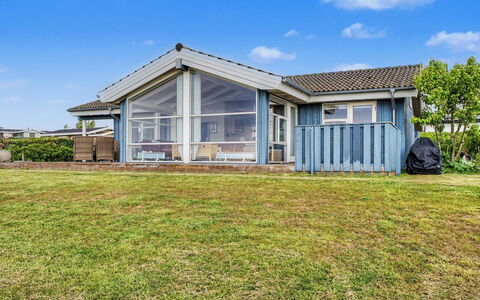 Imelda - 75M from the Sea: Tag, Hjem, Sommerhus, Dør, Sidespor, Estate, Skygge, Veranda, Garden Bygninger, Gård