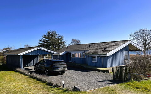 Imelda - 75M from the Sea: Boligområde, Busk, Hus, Hjem, Have, Estate, Skygge, Landscaping, Lawn