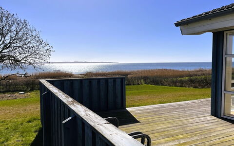 Imelda - 75M from the Sea: Boligområde, Busk, Hus, Hjem, Have, Estate, Skygge, Landscaping, Lawn