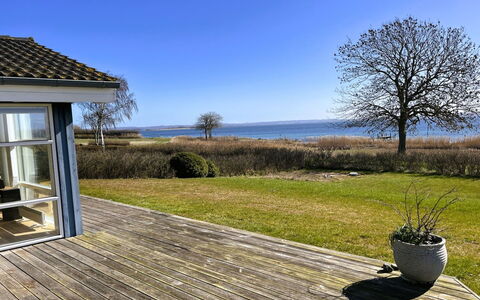 Imelda - 75M from the Sea: Boligområde, Busk, Hus, Hjem, Have, Estate, Skygge, Landscaping, Lawn