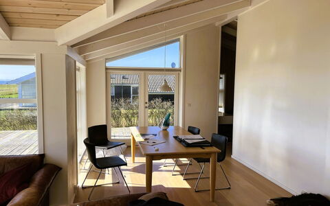 Imelda - 75M from the Sea: Boligområde, Busk, Hus, Hjem, Have, Estate, Skygge, Landscaping, Lawn