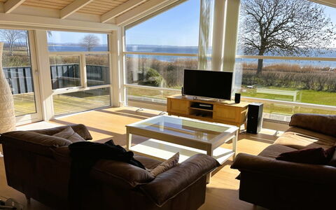 Imelda - 75M from the Sea: Boligområde, Busk, Hus, Hjem, Have, Estate, Skygge, Landscaping, Lawn