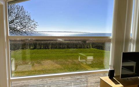 Imelda - 75M from the Sea: Boligområde, Busk, Hus, Hjem, Have, Estate, Skygge, Landscaping, Lawn