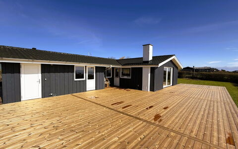 Teofan - 325M from the Sea: Boligområde, Busk, Hus, Hjem, Have, Estate, Skygge, Landscaping, Lawn