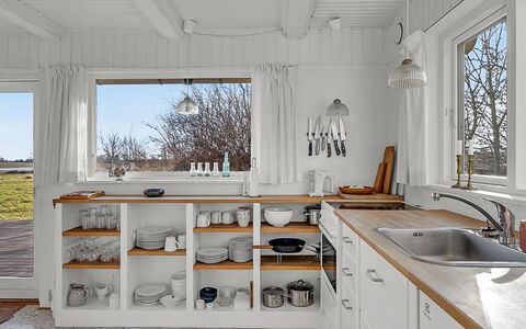 Verene - 725M from the Sea: Køkken, Countertop, Træ, Indretning, Køkken Apparat, Gulvbelægning, Cabinetry, Loft, Møbel, Køkkenvask