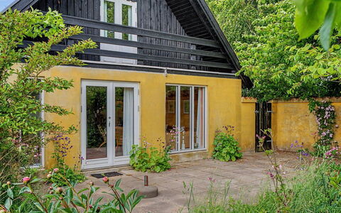 Verene - 725M from the Sea: Gul, Træ, Busk, Hus, Hjem, Sommerhus, Dør, Have, Skygge, Backyard