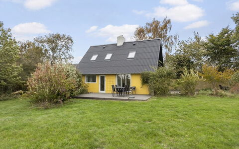 Verene - 725M from the Sea: Boligområde, Busk, Hus, Hjem, Have, Estate, Skygge, Landscaping, Lawn