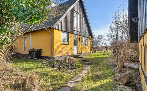 Verene - 725M from the Sea: Boligområde, Busk, Hus, Hjem, Have, Estate, Skygge, Landscaping, Lawn
