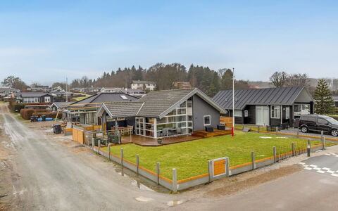 Ioar - 10M from the Sea: Boligområde, Busk, Hus, Hjem, Have, Estate, Skygge, Landscaping, Lawn