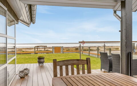 Ioar - 10M from the Sea: Boligområde, Busk, Hus, Hjem, Have, Estate, Skygge, Landscaping, Lawn
