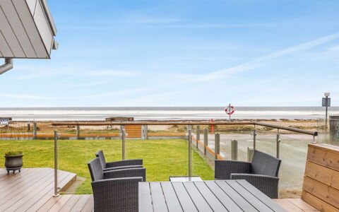 Ioar - 10M from the Sea: Boligområde, Busk, Hus, Hjem, Have, Estate, Skygge, Landscaping, Lawn