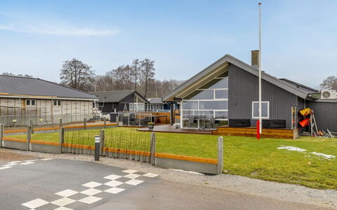 Ioar - 10M from the Sea: Boligområde, Busk, Hus, Hjem, Have, Estate, Skygge, Landscaping, Lawn