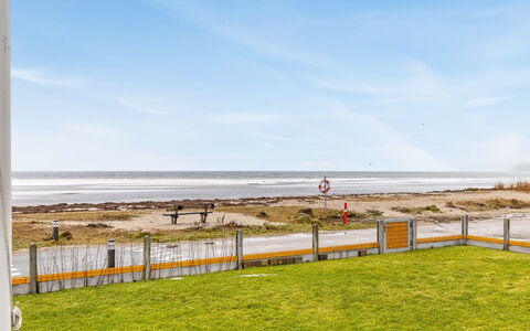 Ioar - 10M from the Sea: Boligområde, Busk, Hus, Hjem, Have, Estate, Skygge, Landscaping, Lawn