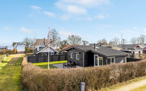 Angelita - 50M from the Sea: Tag, Hus, Hjem, Sommerhus, Dør, Sidespor, Estate, Lawn, Gård, Veranda