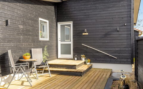 Angelita - 50M from the Sea: Tag, Hus, Hjem, Sommerhus, Dør, Sidespor, Estate, Lawn, Gård, Veranda