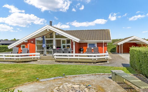 Thorben - 350M from the Sea: Tag, Hus, Hjem, Sommerhus, Dør, Sidespor, Estate, Lawn, Gård, Veranda