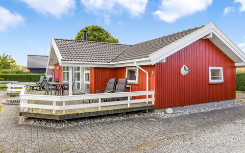 Thorben - 350M from the Sea: Tag, Hus, Hjem, Sommerhus, Dør, Sidespor, Estate, Lawn, Gård, Veranda