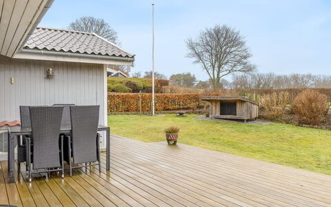 Fenno - 800M from the Sea: Boligområde, Busk, Hus, Hjem, Have, Estate, Skygge, Landscaping, Lawn