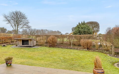 Fenno - 800M from the Sea: Boligområde, Busk, Hus, Hjem, Have, Estate, Skygge, Landscaping, Lawn