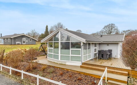 Fenno - 800M from the Sea: Boligområde, Busk, Hus, Hjem, Have, Estate, Skygge, Landscaping, Lawn