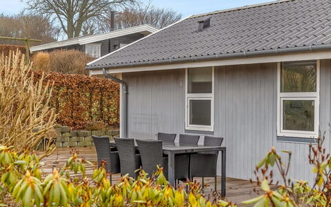 Fenno - 800M from the Sea: Boligområde, Busk, Hus, Hjem, Have, Estate, Skygge, Landscaping, Lawn