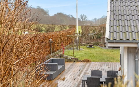 Fenno - 800M from the Sea: Boligområde, Busk, Hus, Hjem, Have, Estate, Skygge, Landscaping, Lawn