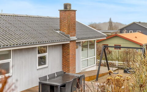 Fenno - 800M from the Sea: Boligområde, Busk, Hus, Hjem, Have, Estate, Skygge, Landscaping, Lawn