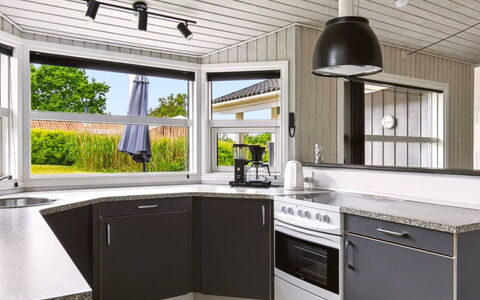 Hedvig - 500M from the Sea: Indretning, Køkken, Countertop, Træ, Loft, Gulvbelægning, Cabinetry, Køkken Apparat, Etage, Møbel
