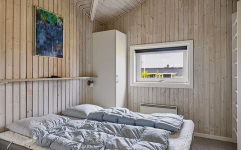 Hedvig - 500M from the Sea: Soveværelse, Træ, Seng, Sengetøj, Loft, Indretning, Sengetøj, Etage, Gulvbelægning, Bed Frame