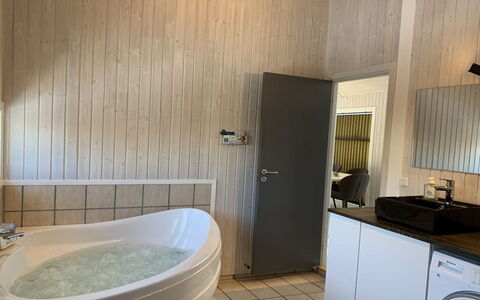 Hedvig - 500M from the Sea: Gulvbelægning, Etage, Sanitærarmatur, Træ, Indretning, Badeværelse, Vvs, Værelse, Tap, Loft