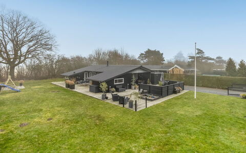 Jurgis - 300M from the Sea: Boligområde, Busk, Hus, Hjem, Have, Estate, Skygge, Landscaping, Lawn