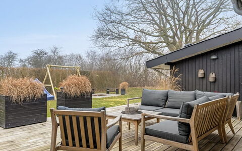 Jurgis - 300M from the Sea: Boligområde, Busk, Hus, Hjem, Have, Estate, Skygge, Landscaping, Lawn