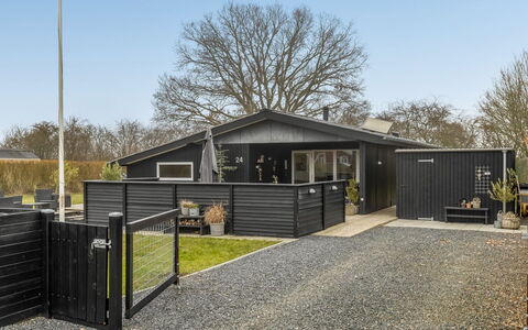 Jurgis - 300M from the Sea: Boligområde, Busk, Hus, Hjem, Have, Estate, Skygge, Landscaping, Lawn