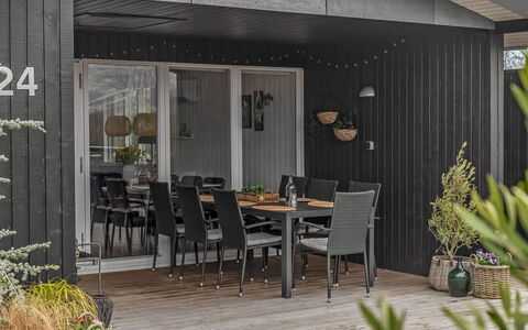 Jurgis - 300M from the Sea: Boligområde, Busk, Hus, Hjem, Have, Estate, Skygge, Landscaping, Lawn