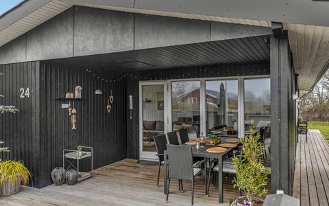 Jurgis - 300M from the Sea: Boligområde, Busk, Hus, Hjem, Have, Estate, Skygge, Landscaping, Lawn
