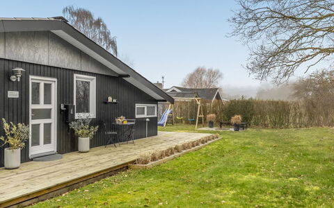 Jurgis - 300M from the Sea: Boligområde, Busk, Hus, Hjem, Have, Estate, Skygge, Landscaping, Lawn