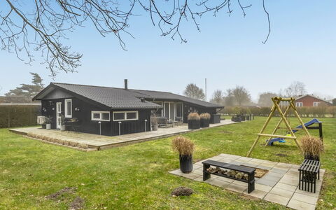 Jurgis - 300M from the Sea: Boligområde, Busk, Hus, Hjem, Have, Estate, Skygge, Landscaping, Lawn