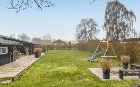 Jurgis - 300M from the Sea: Boligområde, Busk, Hus, Hjem, Have, Estate, Skygge, Landscaping, Lawn