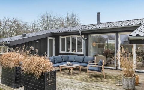 Jurgis - 300M from the Sea: Møbel, Udendørs Møbler, Bordservice, Bord, Drinkware, Stol, Udendørs Bord, Mad, Flaske
