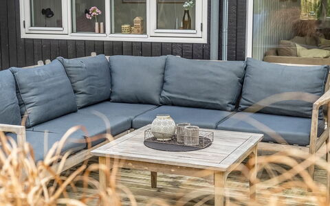 Jurgis - 300M from the Sea: Møbel, Udendørs Møbler, Bordservice, Bord, Drinkware, Stol, Udendørs Bord, Mad, Flaske