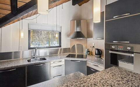 Sölvy - 30Km from the Sea: Køkken, Countertop, Indretning, Køkken Apparat, Større Bandage, Loft, Gulvbelægning, Lysarmatur, Cabinetry, Køkkenvask