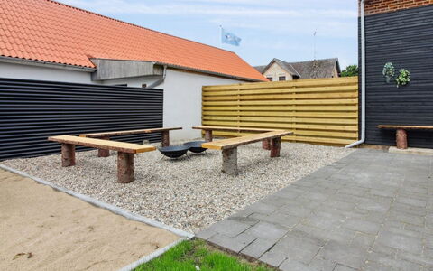 Grimi - 36Km from the Sea: Blå, Busk, Sommerhus, Bunddække, Have, Estate, Skygge, Landscaping, Stuehus, Eco Hotel